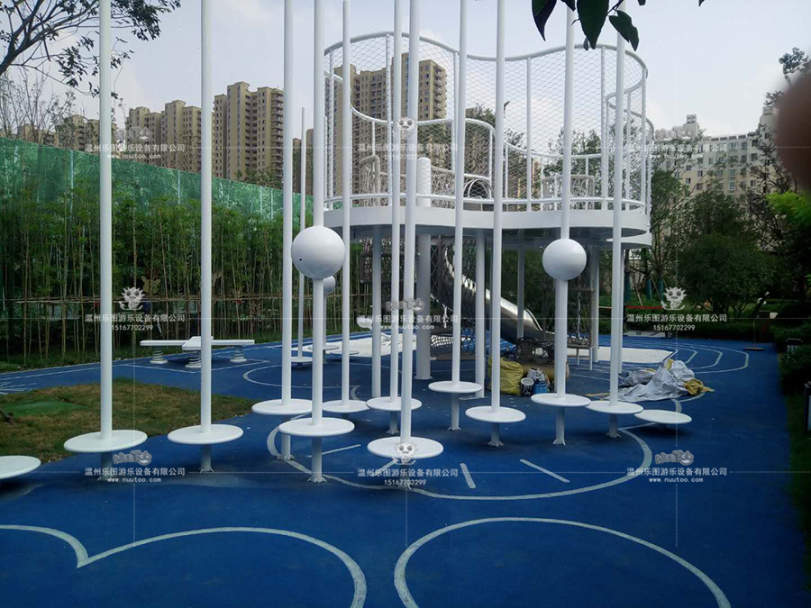 आप बच्चों के खेलने के आउटडोर उपकरण कहाँ बेचते हैं?